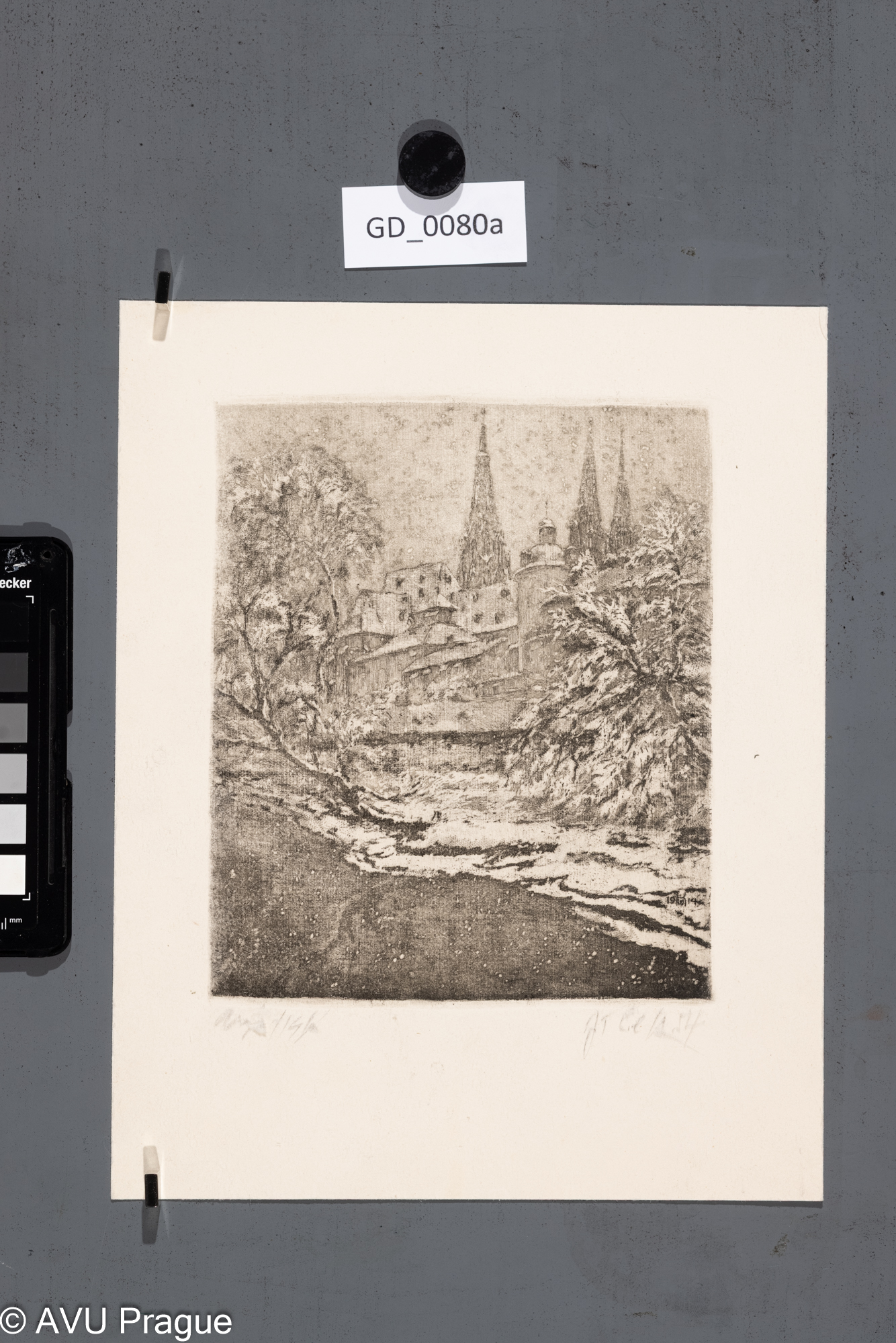 W.K.; Pohled z Jeleního příkopu na Pražský hrad; 1914; Měkký kryt; 18,5 x 15,5; 26,8 x 21,2