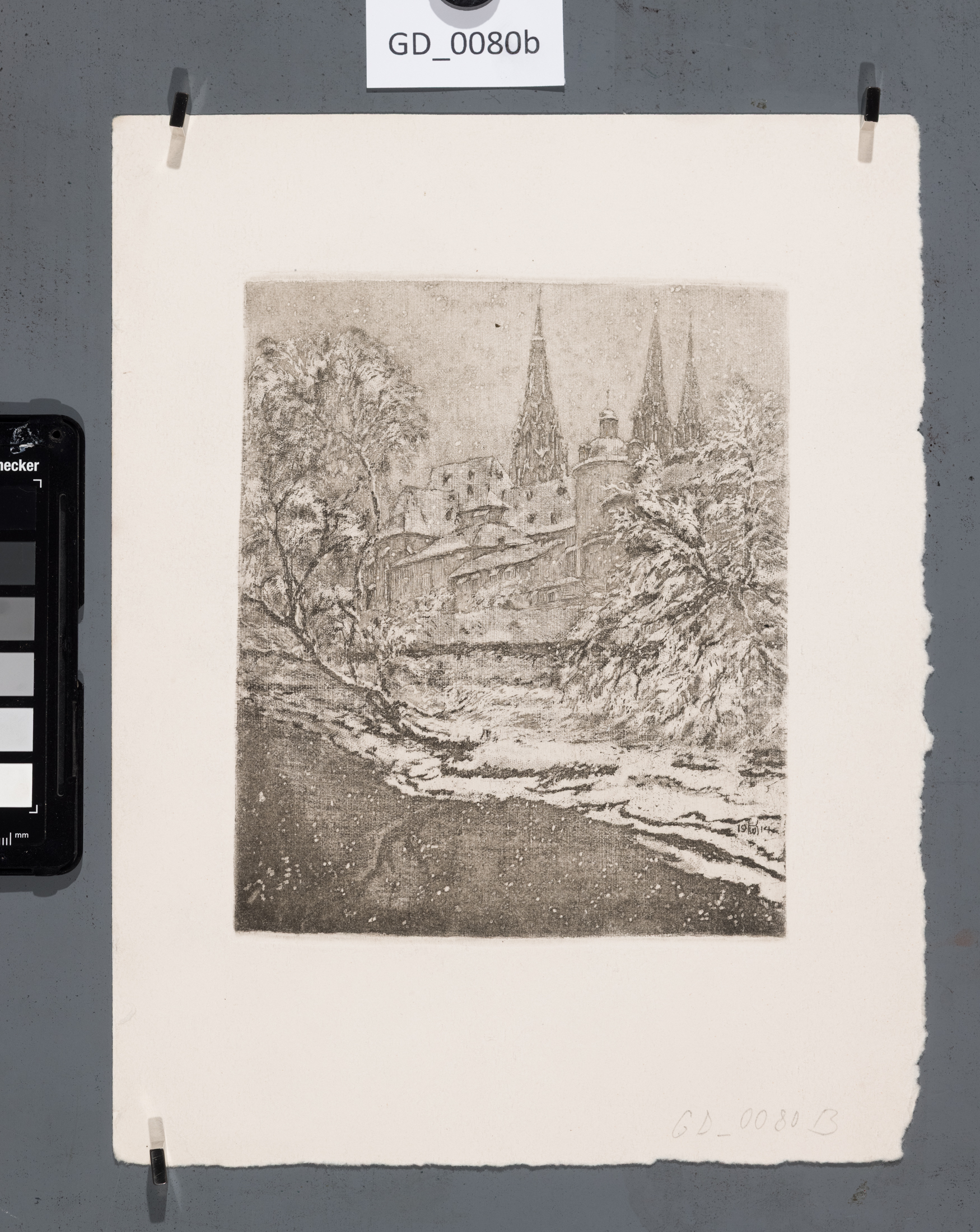 W.K.; Pohled z Jeleního příkopu na Pražský hrad; 1914; Měkký kryt;18,5 x 15,6; 28,8 x 22