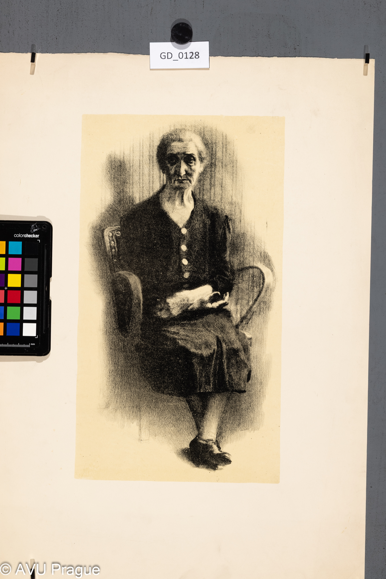 Nezjištěn; Sedicí starší dáma;Litografie - podtisk; 34 x 19;49,7 x 34,9