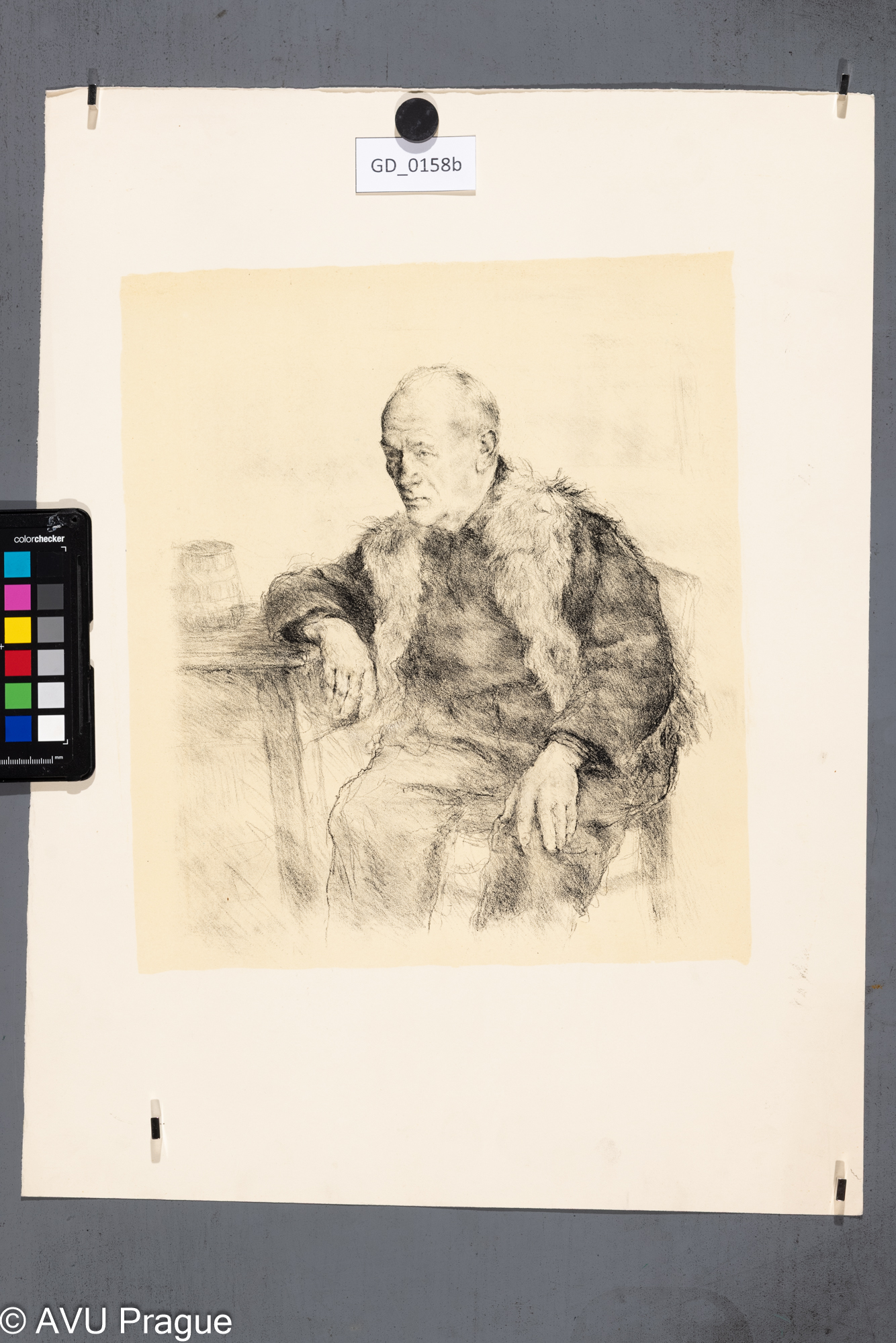 Jarmila Šírová (Dvořáčková);Portrét strace sedící u stolu;Litografie - podtisk; 33 x 28,2; 51 x 38; Silovský