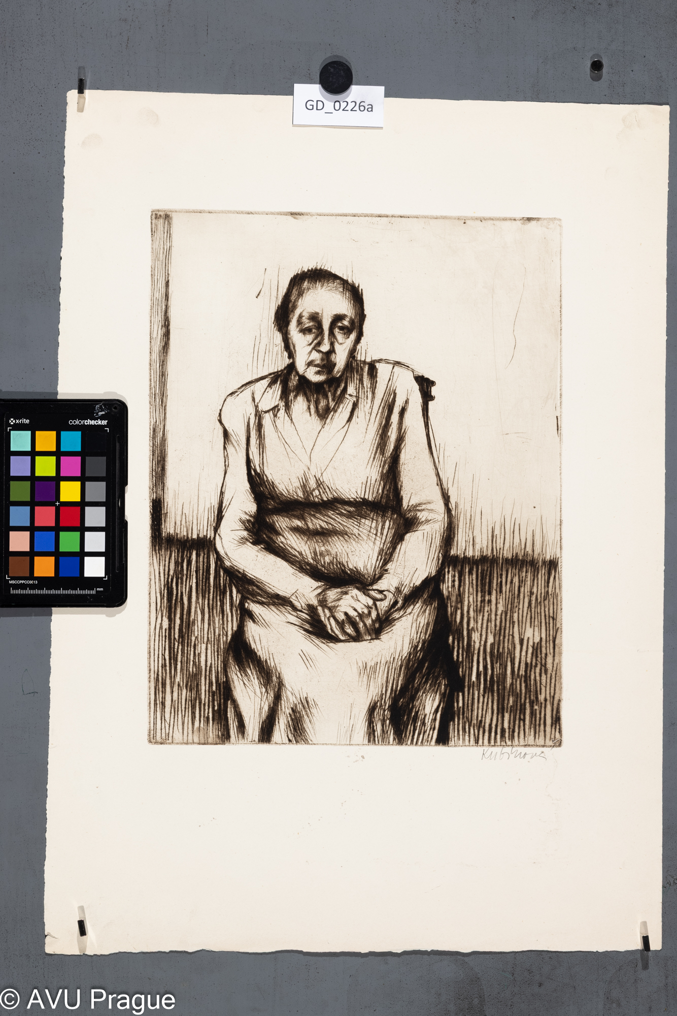 Jiřina Kubínová, Sedicí stará žena s rukama v klíně, Suchá jehla, 25 x 32,3, 50,8 x 37, Silovský