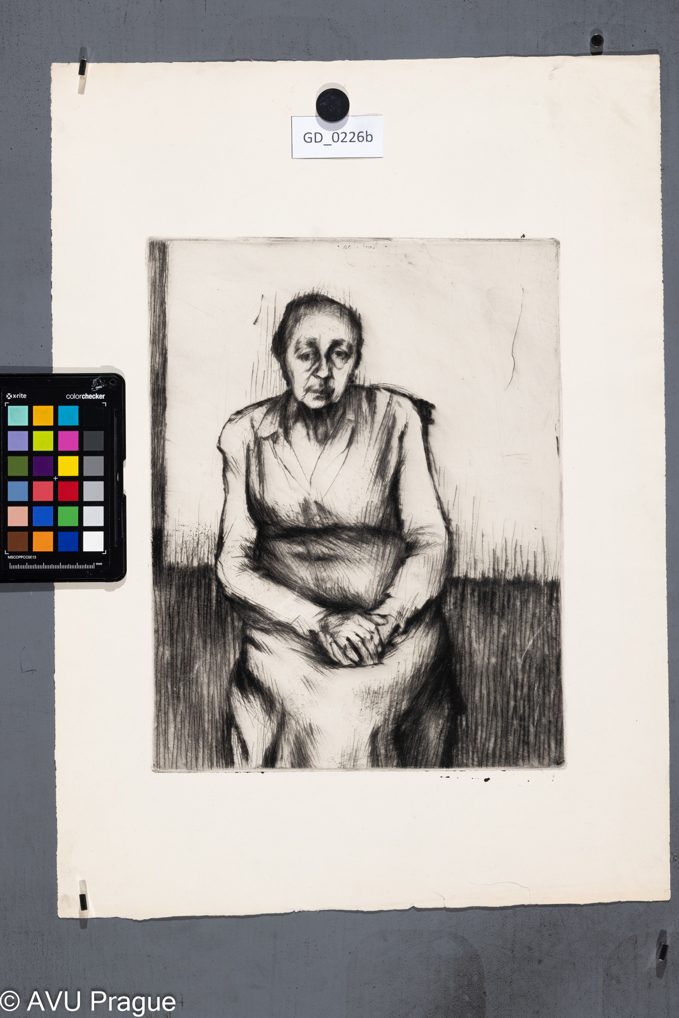 Jiřina Kubínová, Sedicí stará žena s rukama v klíně, Suchá jehla, 25 x 32,3, 50,7 x 26,5, Silovský