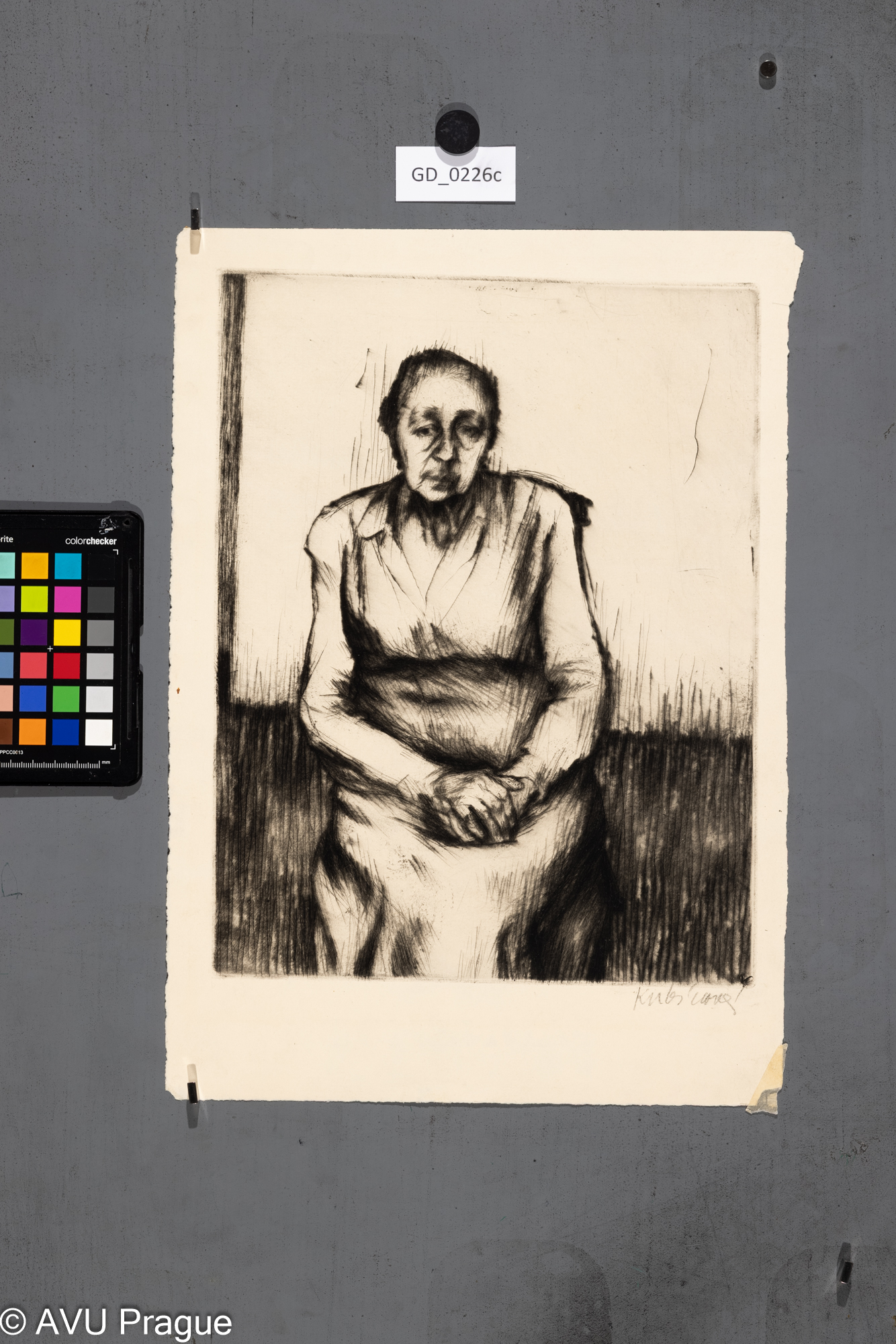 Jiřina KubínováSedicí stará žena s rukama v klíněSuchá jehla 25 x 32,339,7 x 28Silovský