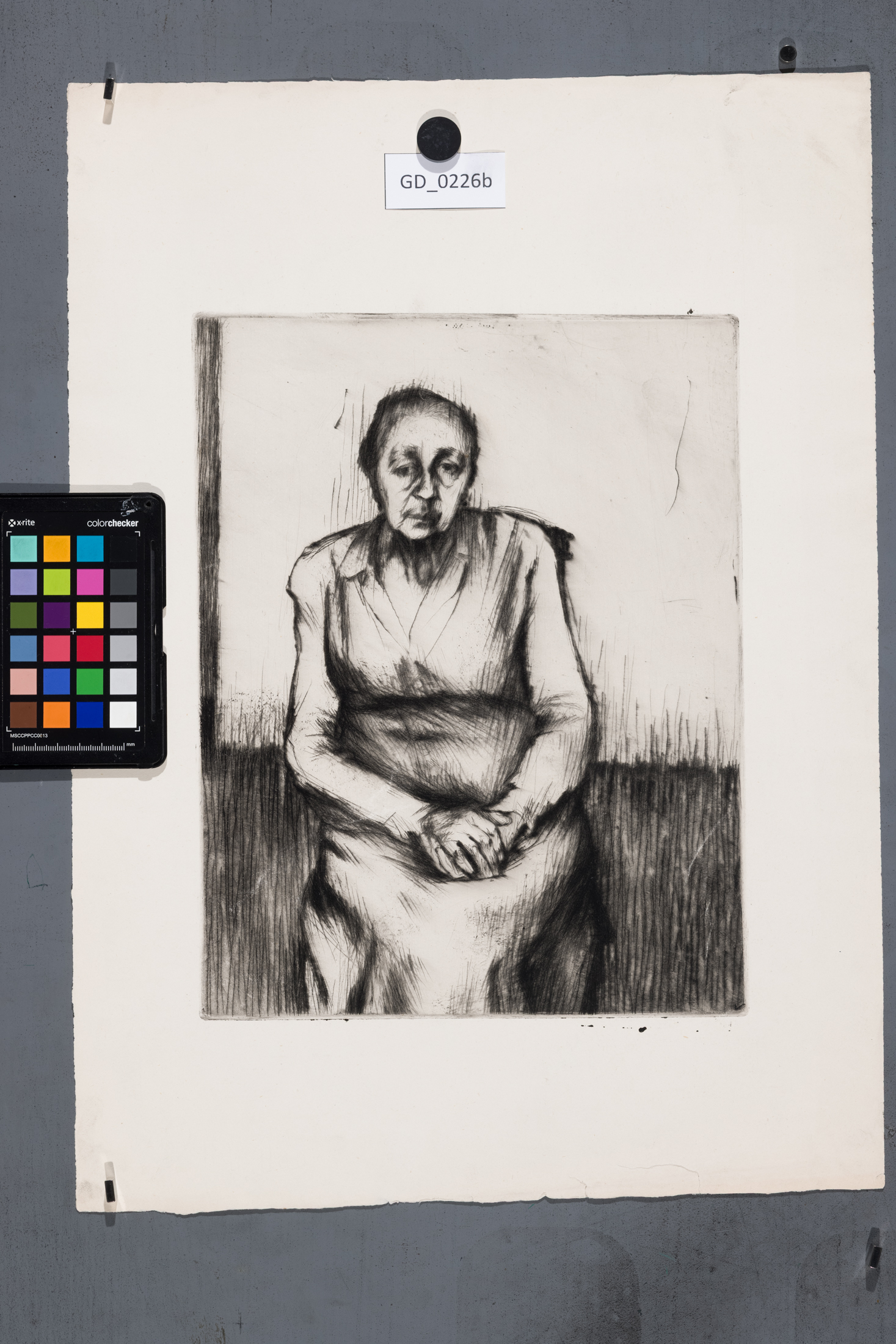 Jiřina Kubínová, Sedicí stará žena s rukama v klíně, Suchá jehla, 25 x 32,3, 50,7 x 26,5, Silovský