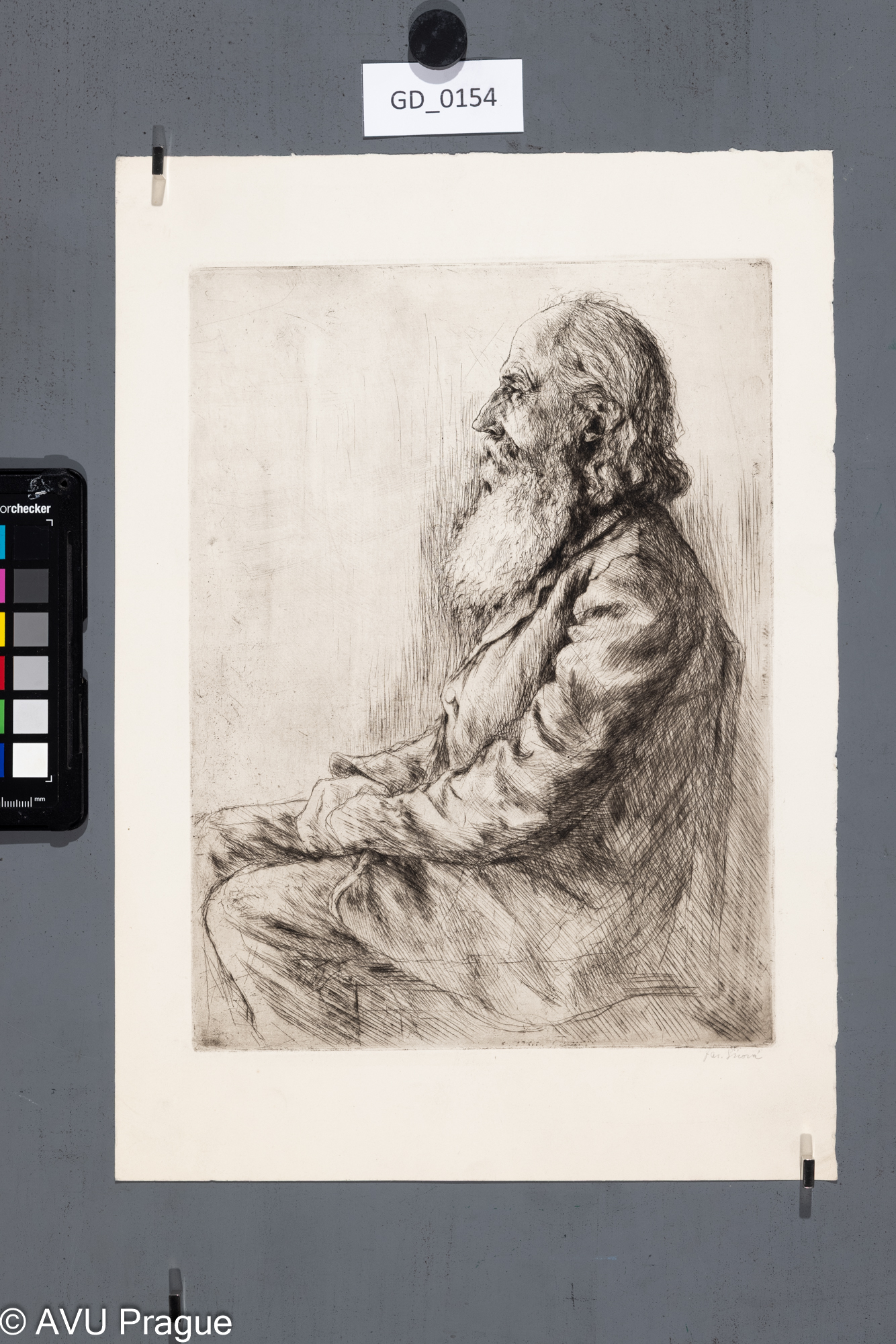 Studie sedícího starce z profilu