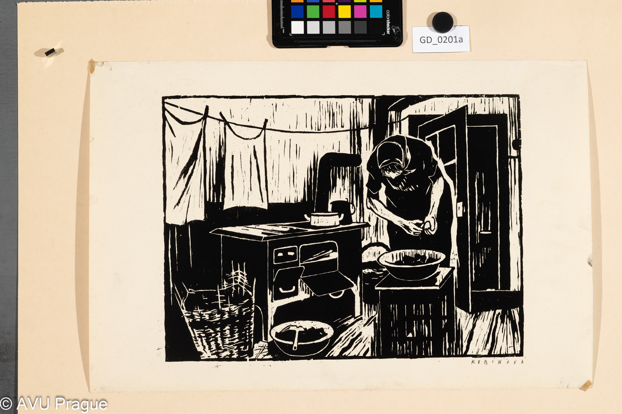 Loupání brambor v kuchyni