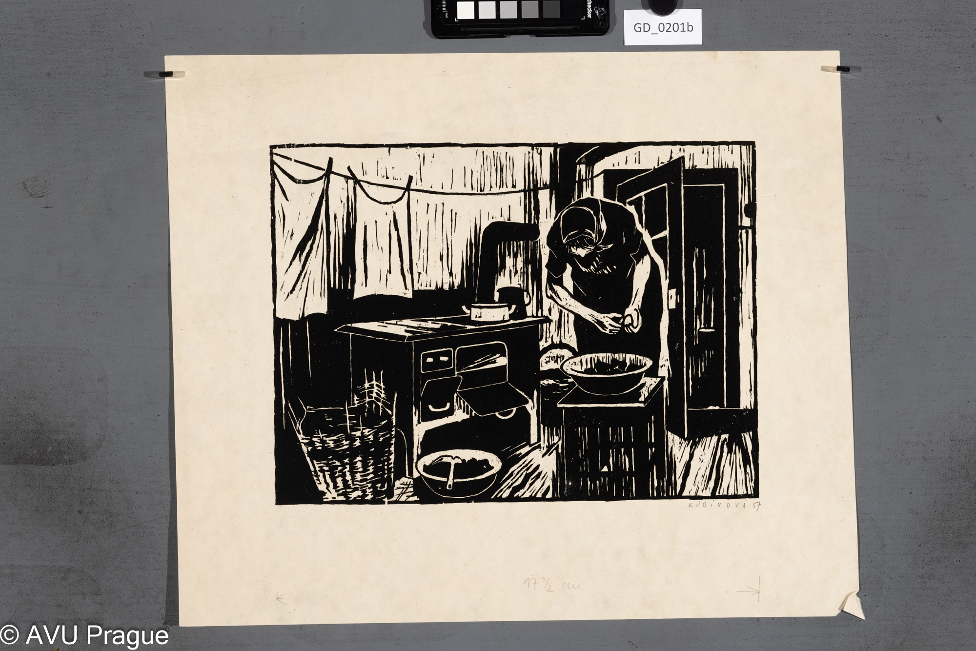 Loupání brambor v kuchyni