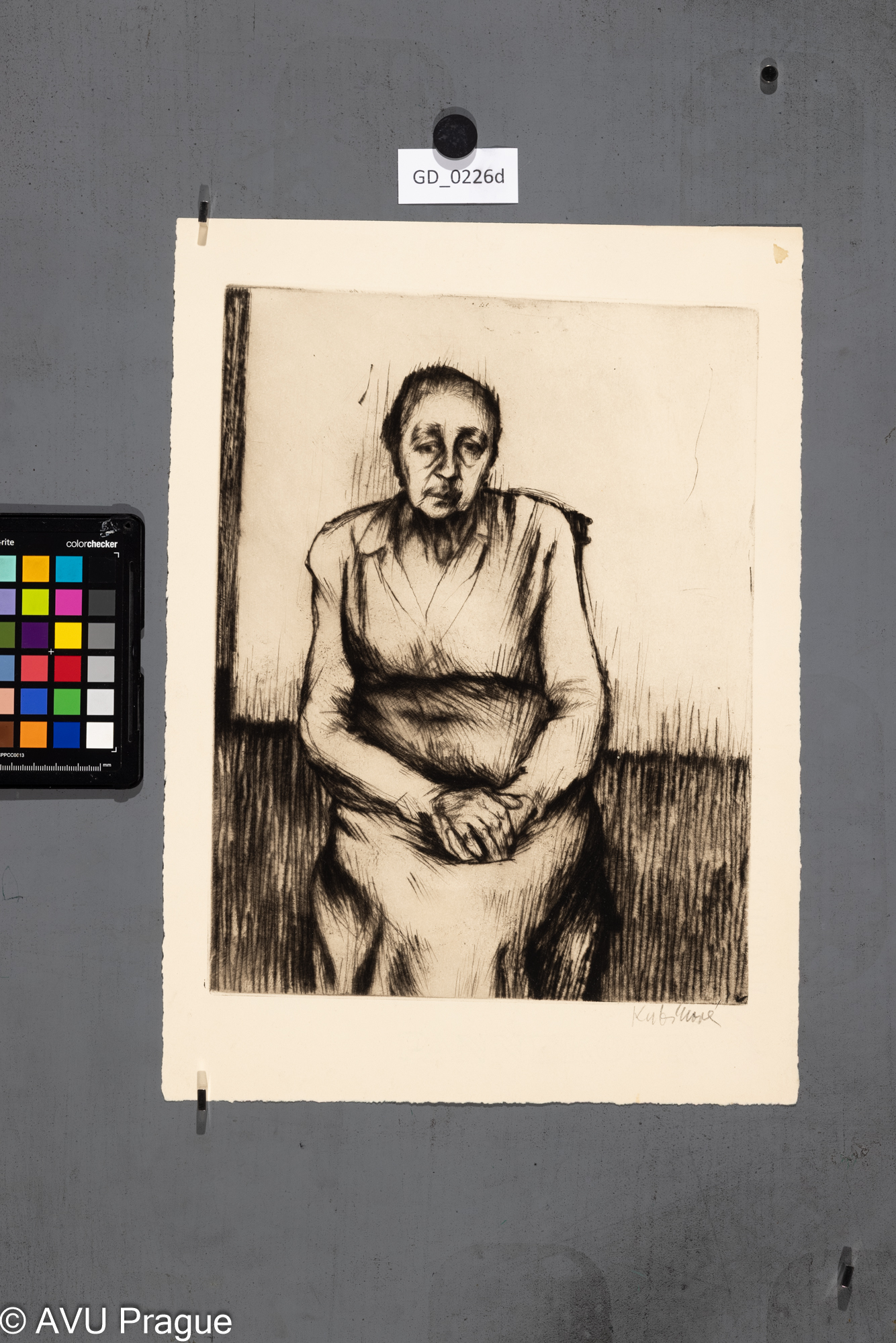 Sedicí stará žena s rukama v klíně