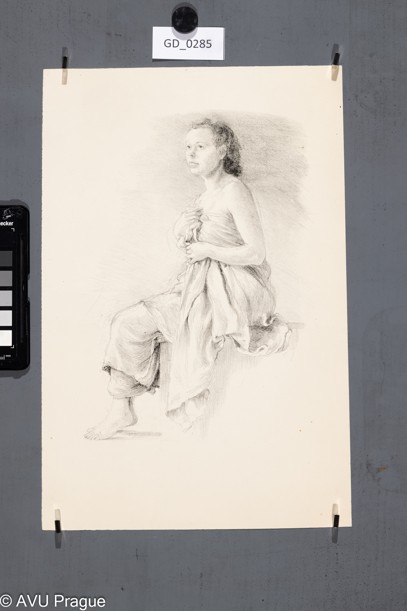 Sedící modelka s draperií