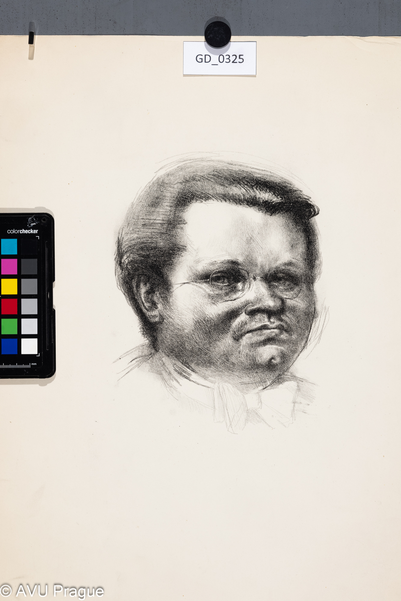 Hlava muže s brýlemi