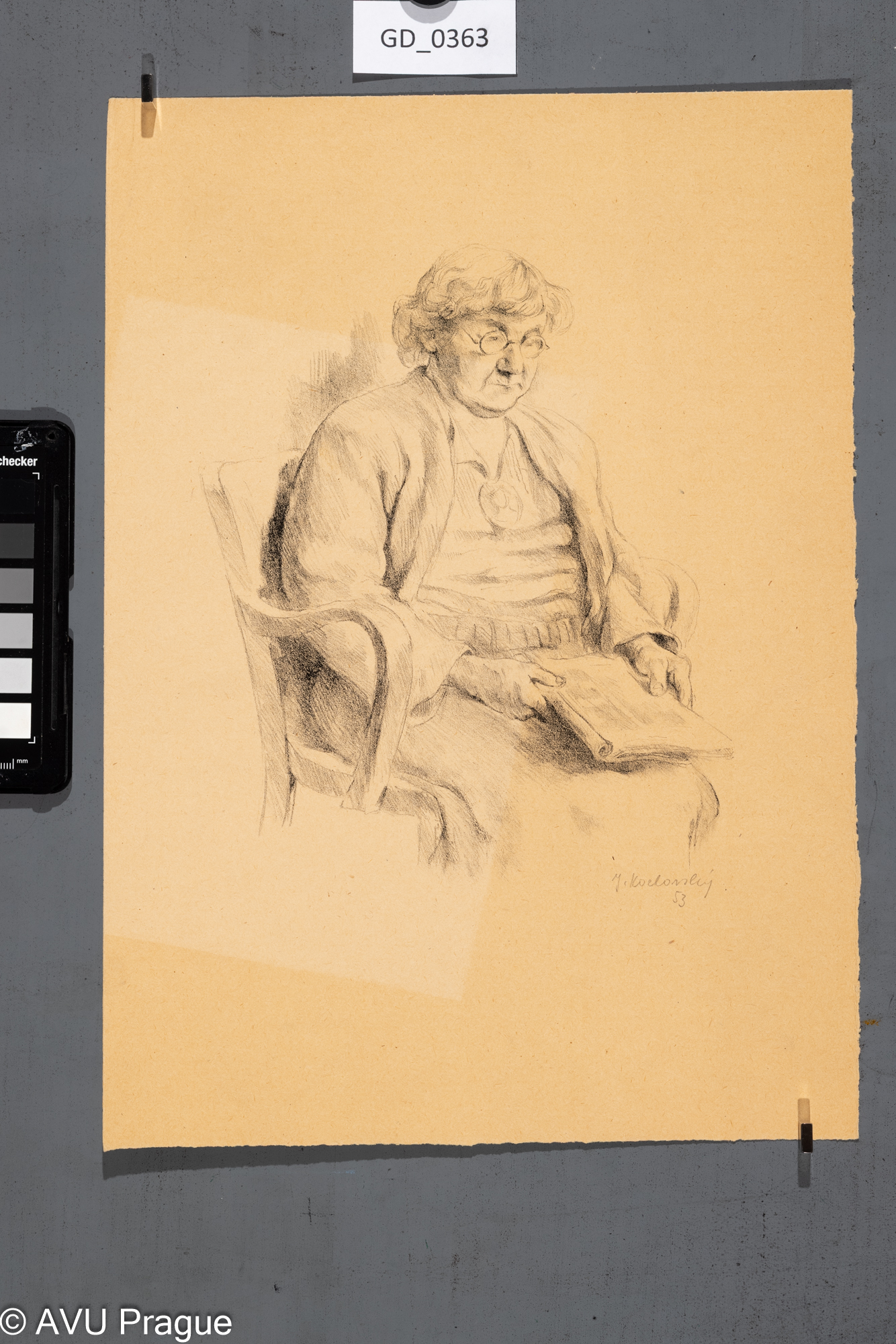 Sedící žena s novinami