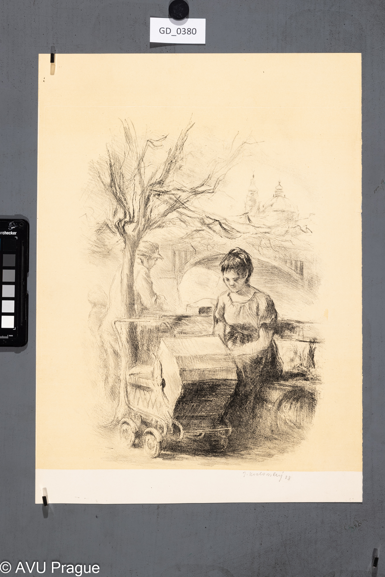 Žena s kočárkem na nábřeží