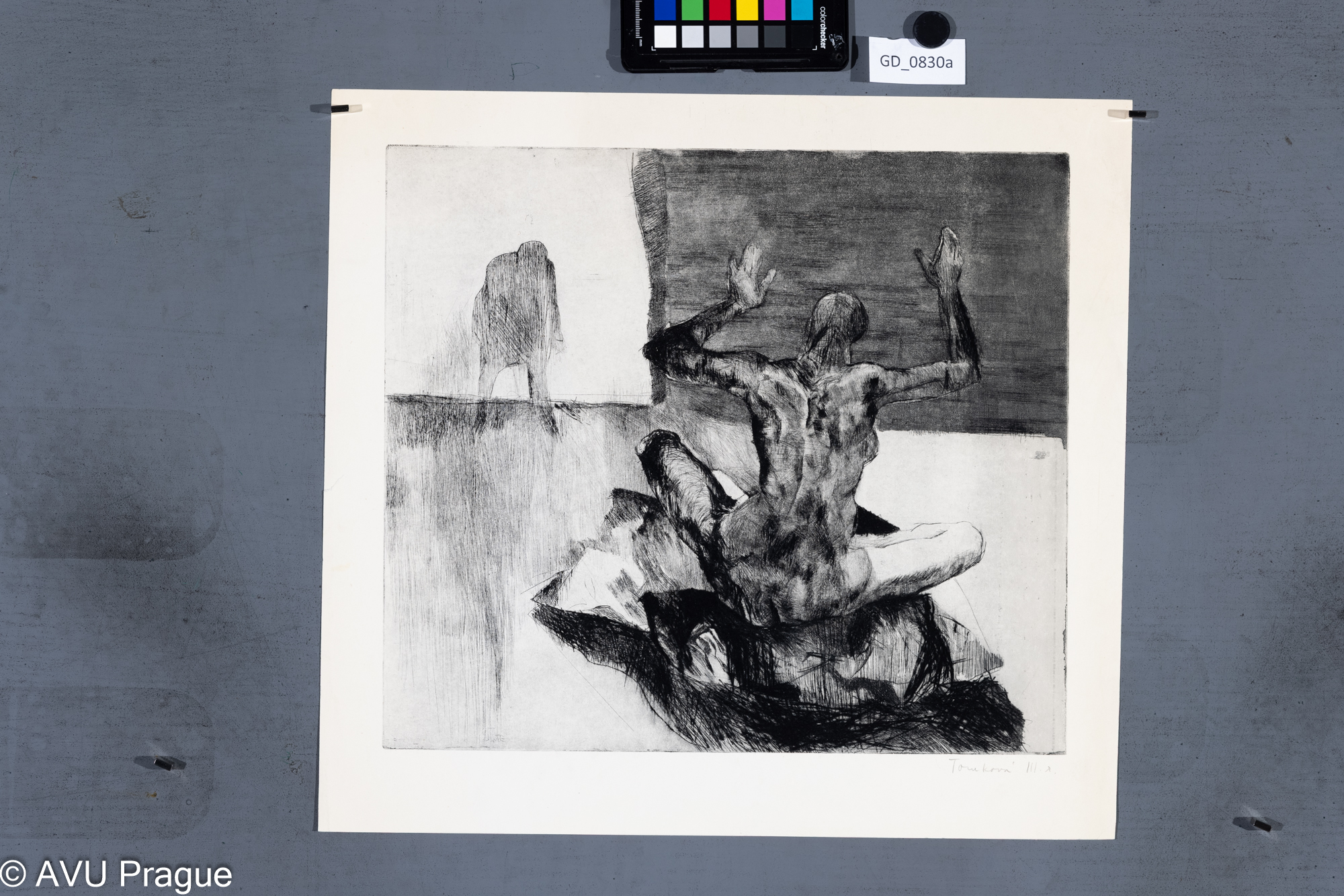 Žena v jogínské poloze s postavou na pozadí