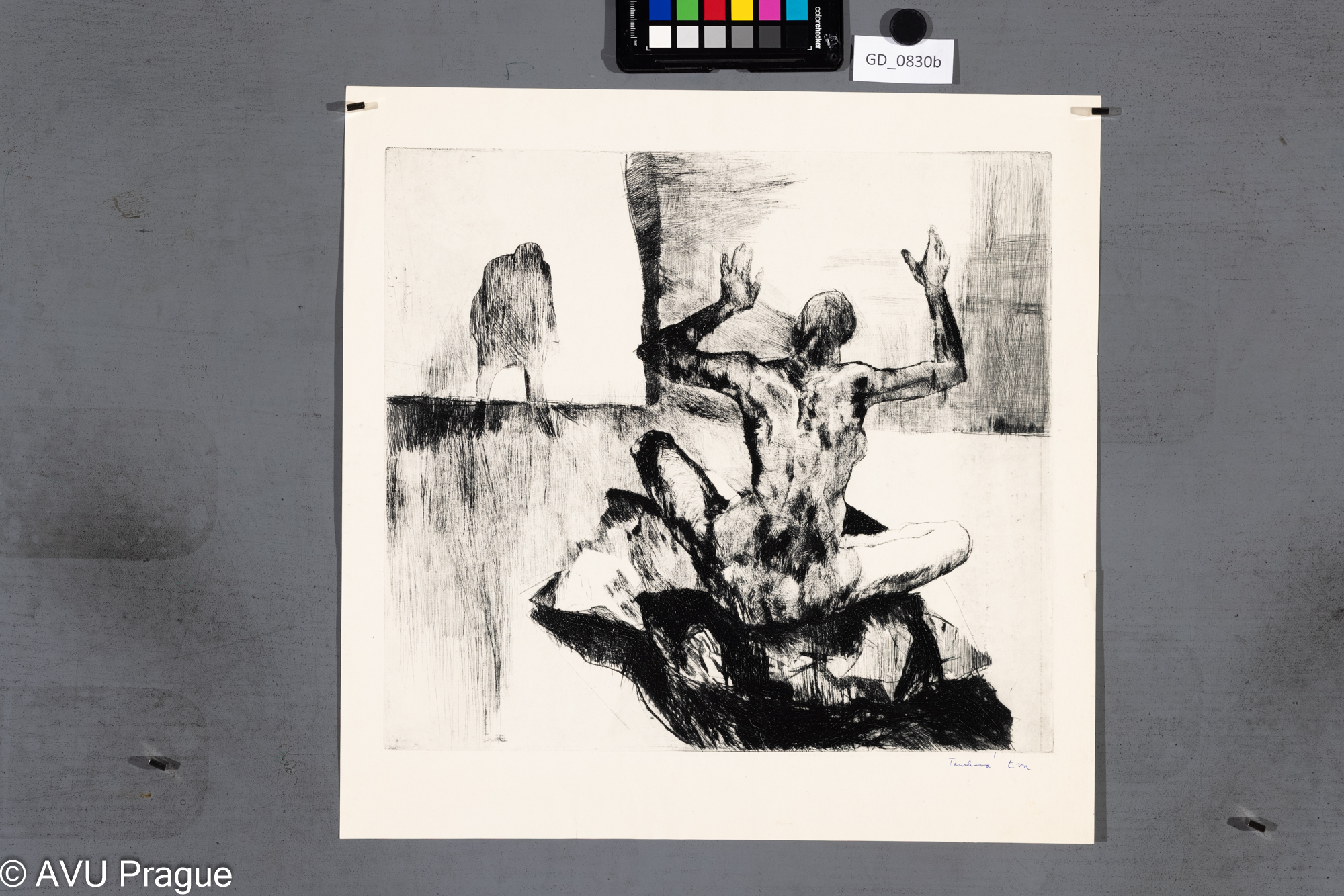 Žena v jogínské poloze s postavou na pozadí